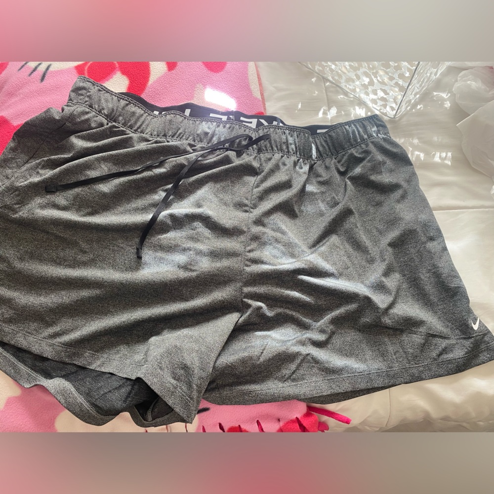 NEW NIKE WOMEN SHORTS 2X